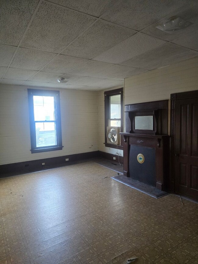 Building Photo - Charming and affordable