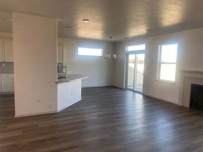 Building Photo - Newer Home