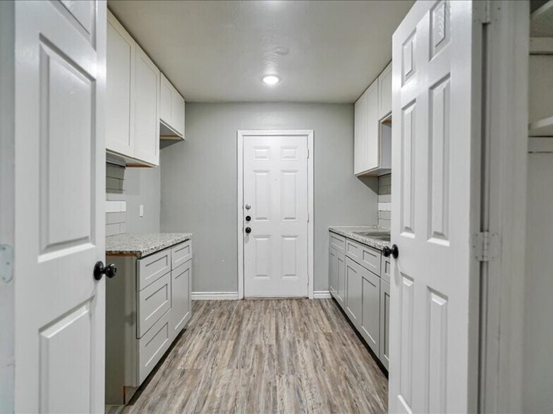 Building Photo - 5149 Lavender St