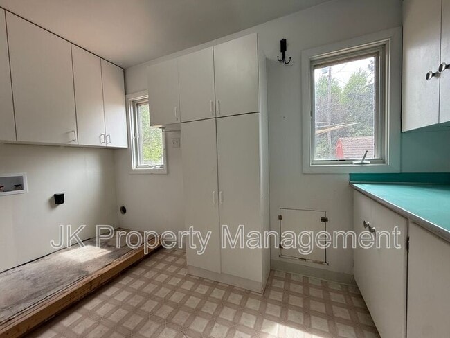 Building Photo - 806 Forest Ave