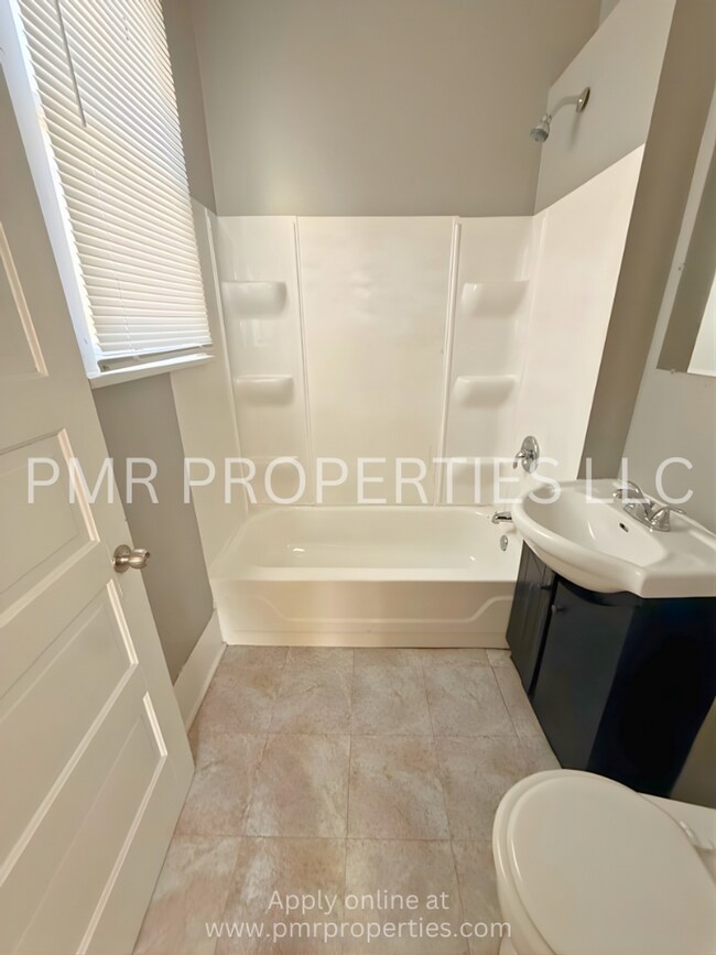 Building Photo - 2 Bedrooms/1 Bathroom House