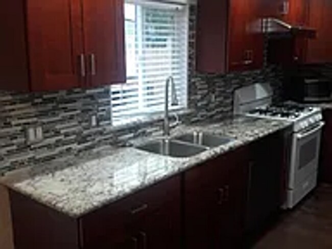 Building Photo - Beautiful 3 bedroom Edmonds Rambler