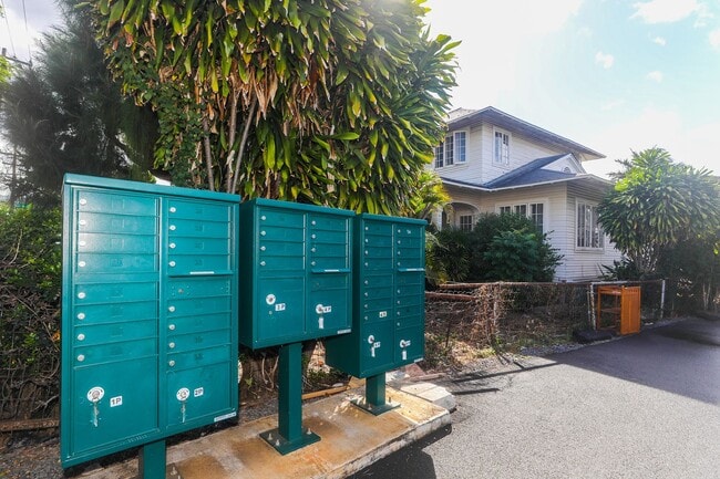 Building Photo - Renovated, upstairs, 2 bedroom 1 bath with...