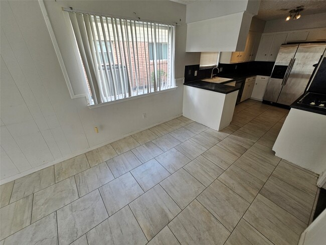 Building Photo - 5526 Whispering Creek Way