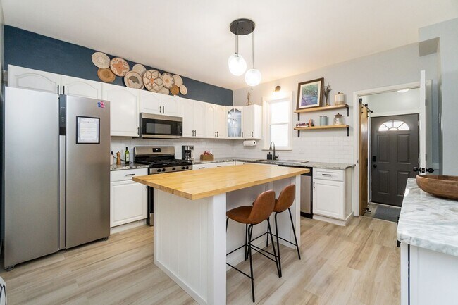 Building Photo - 3 BED · 1.5 BATH · MODERN INDUSTRIAL · AVA...