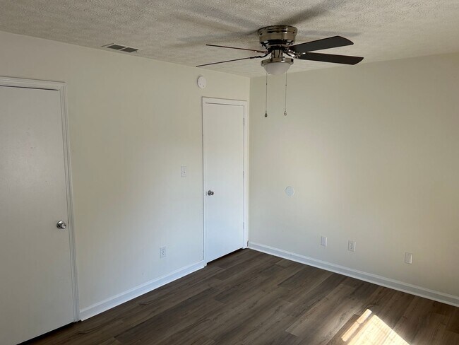 Building Photo - 144/146 Deer Creek Dr