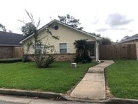 Building Photo - Move In Ready Townhome