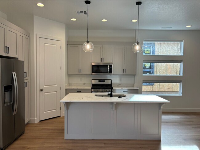 Building Photo - Woodland Estates Townhome!