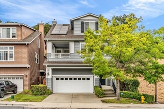 Building Photo - Gorgeous remodeled 3 bedroom, 3 full bathroom home for rent!