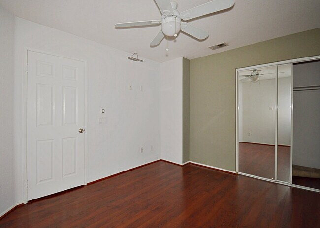 Building Photo - 3-Bedroom Home, Large backyard  & Pets Welcome