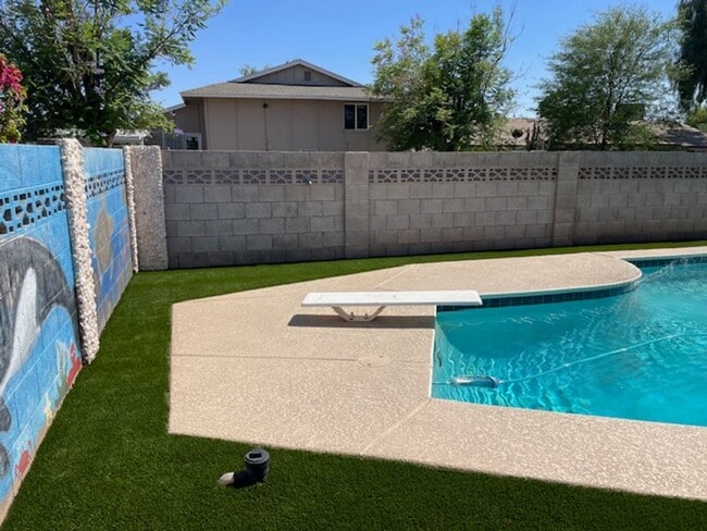 Building Photo - 6 Bed/4.5 Bath Home Close to ASU