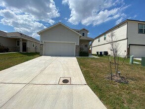Building Photo - Spacious 4 Bedroom ~ Convenient to JBSA Ra...