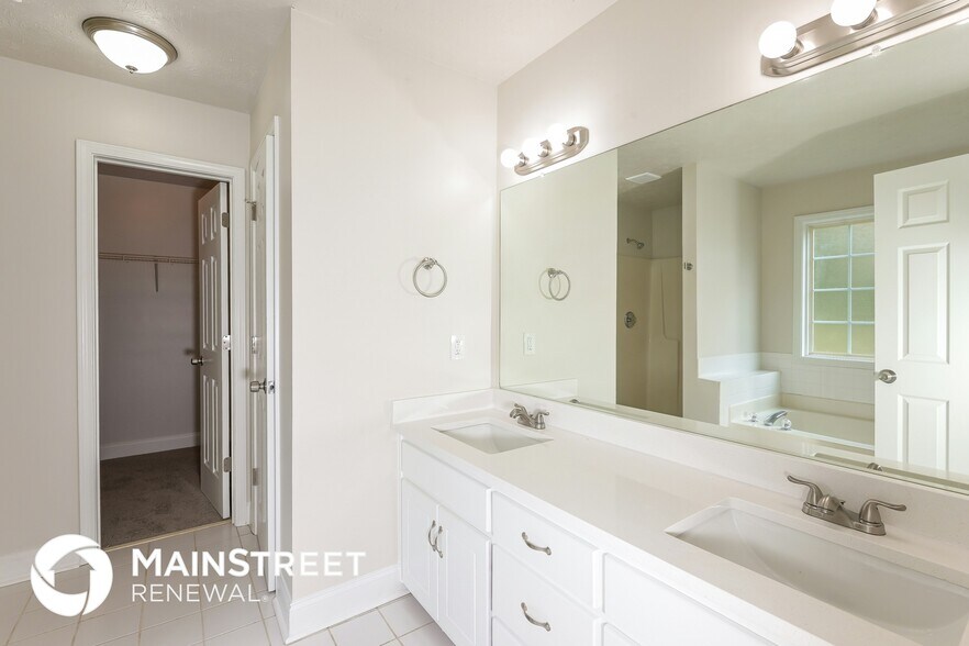 Building Photo - 1599 Queen Elizabeth Dr