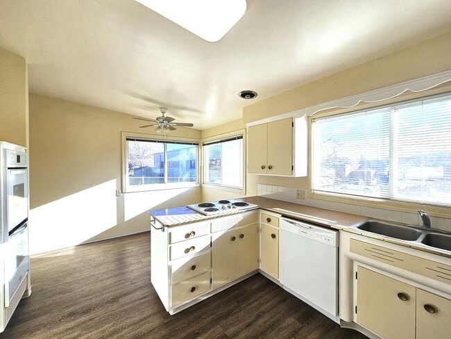 Building Photo - 302 N Argonne Rd