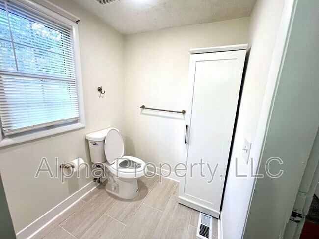Building Photo - 407 Cedar Lane Rd