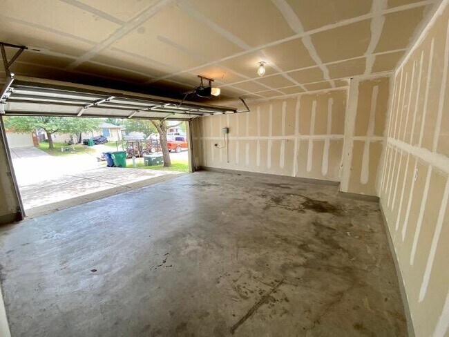Building Photo - 17817 Majestic Elm Ln