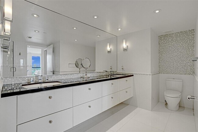 Building Photo - 3640 Yacht Club Dr