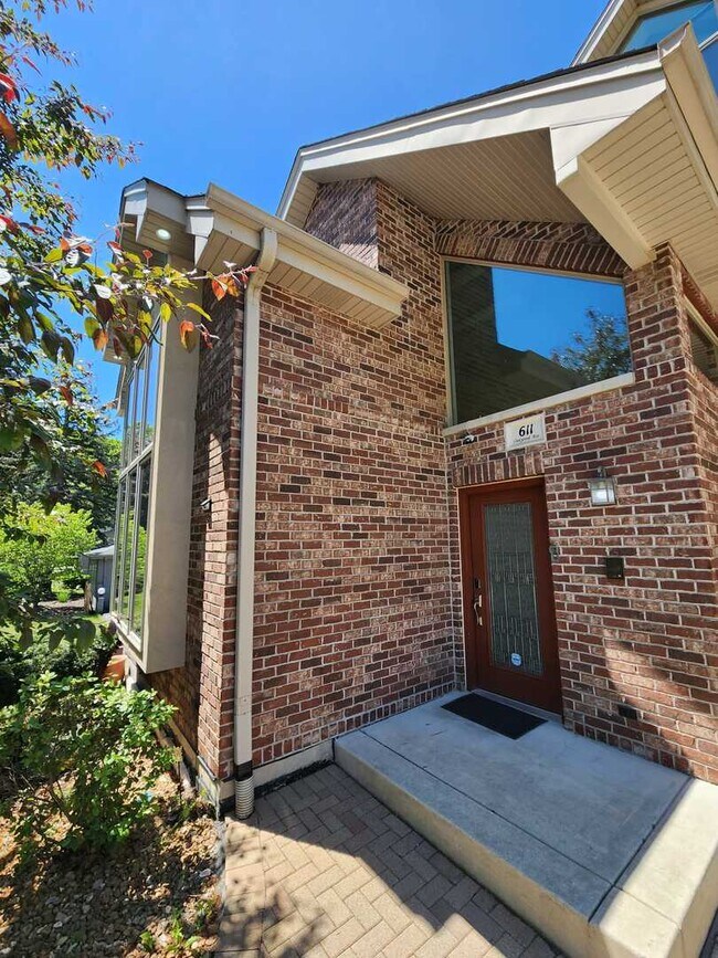 Building Photo - 611 S Oakwood Ave