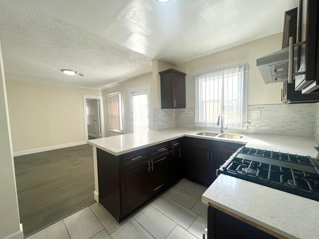 Building Photo - BELLA APARTMENTS: Beautiful 1 Bedroom Apar...