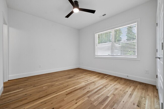 Building Photo - 1739 Crest Rd