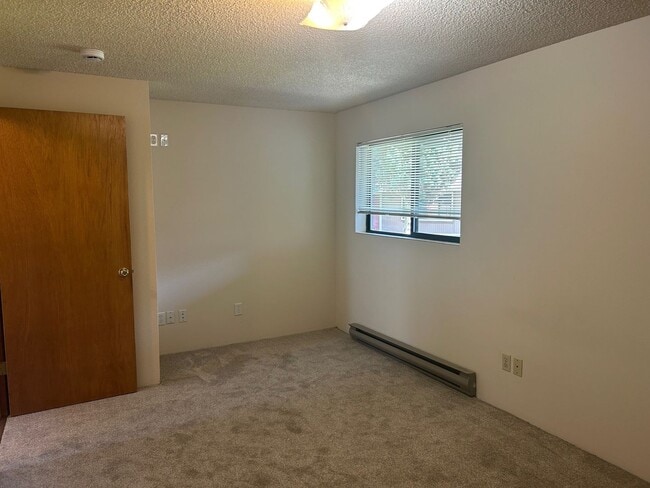 Building Photo - 2 BD Duplex with Garage!