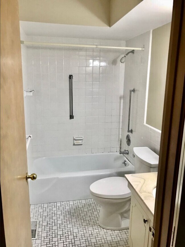 Building Photo - Large 1 Bedroom 1 Bath at Indian Village Apartments