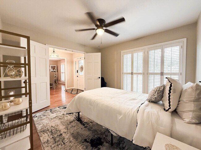 Building Photo - NO APPLICATION FEE FOR 72 HOURS! Spacious Fully-Furnished 5-Bedroom Home | Mid-Term Rental in Gre...