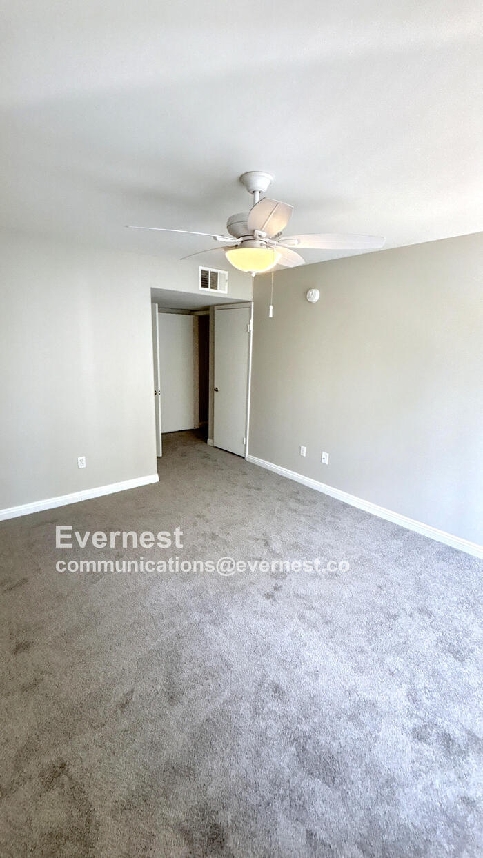 Building Photo - 5710 E Tropicana Ave