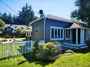Building Photo - Stunning Water-View Haven