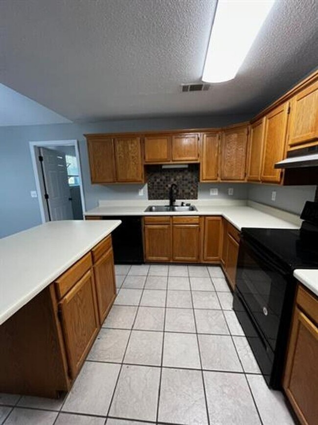 Building Photo - HALF-PRICE RENT for Your First Month: A Stunning Home Awaits in Crestview Plantation