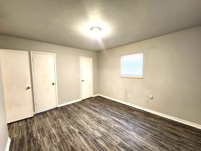 Building Photo - 3 Bed 1.5 Bath 1 Car Garage in the Henders...