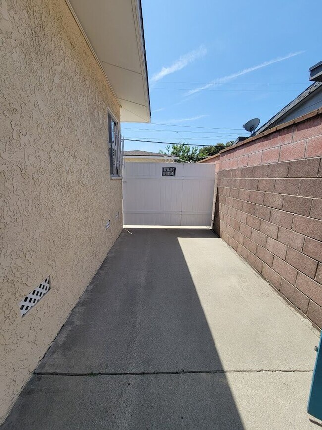 Building Photo - SPACIOUS 3BD/2BA WITH GARAGE, LAUNDRY AND ...