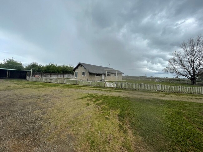 Building Photo - Beautiful Country-Style Home in Dos Palos,...