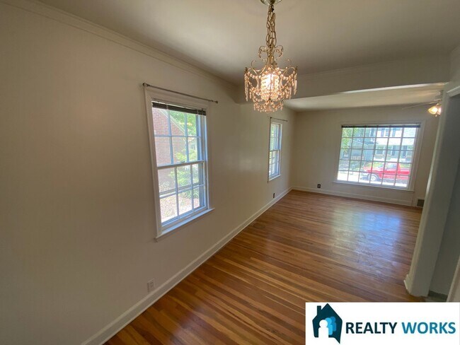 Building Photo - Charming 2 (+1) Bed Home!