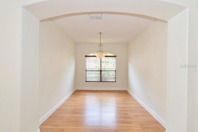 Building Photo - 1707 Golfview Dr