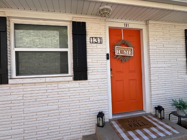 Building Photo - 2 bedroom- Walk to Campus!!