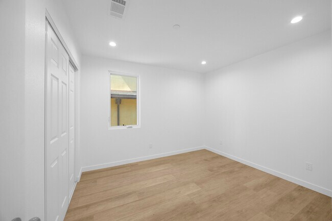 Building Photo - 309 N Catalina Ave
