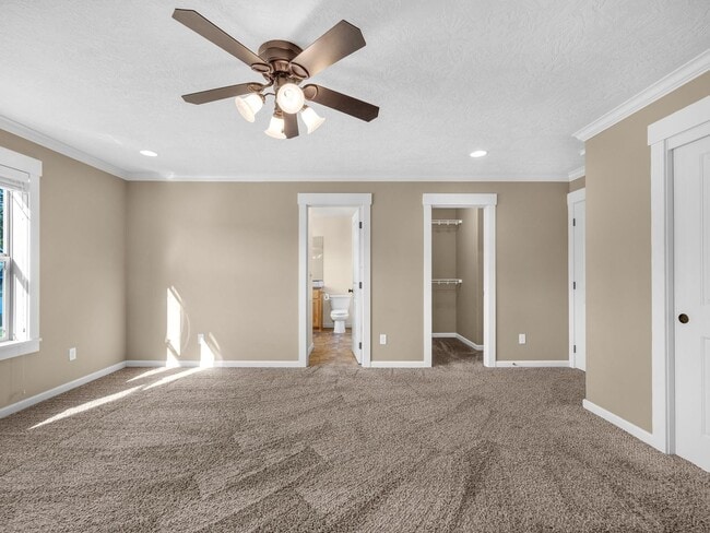 Building Photo - 330 SW Kalmia Ave