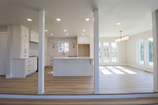 Building Photo - 4 Bed | 3 Bath on Keystone Lake!