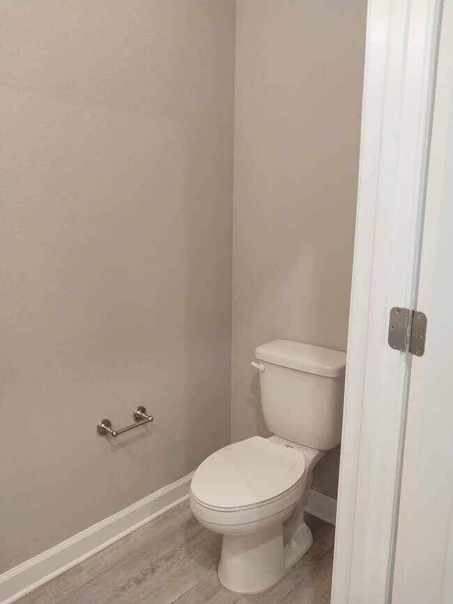 Building Photo - Gorgeous 3 Bedroom 2.5 Bath Townhome