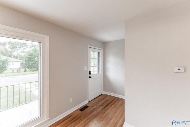 Building Photo - 816 Giles Dr NE