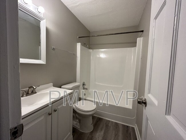 Building Photo - 840 Whitethorne Ave