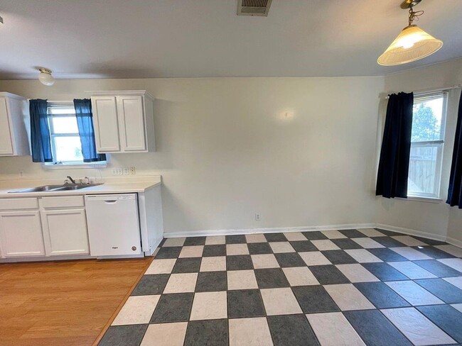 Building Photo - 205 Juniper Dr