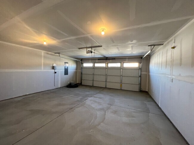 Building Photo - Modern 3 Bed 2 Bath!! Covered Patio!!
