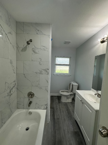 Building Photo - 215 Birch St