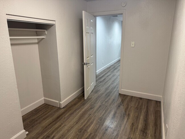 Building Photo - Updated Home Near KU Med