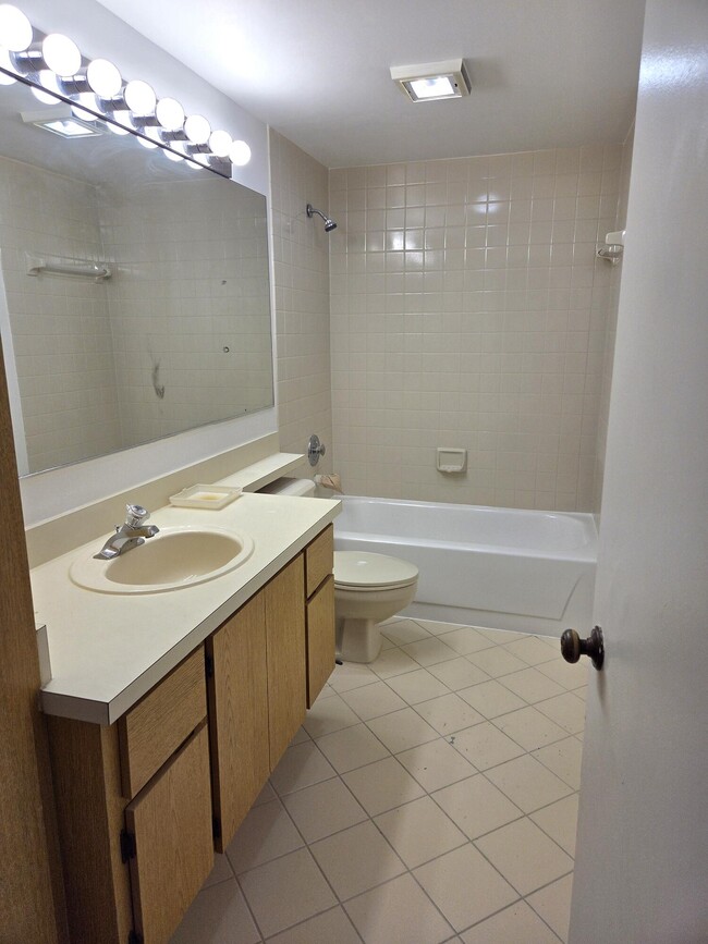 Building Photo - 573 Green Springs Pl