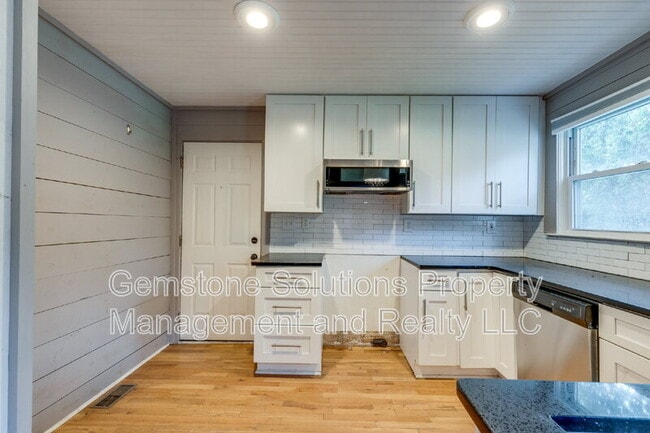 Building Photo - 2930 Primrose Cir