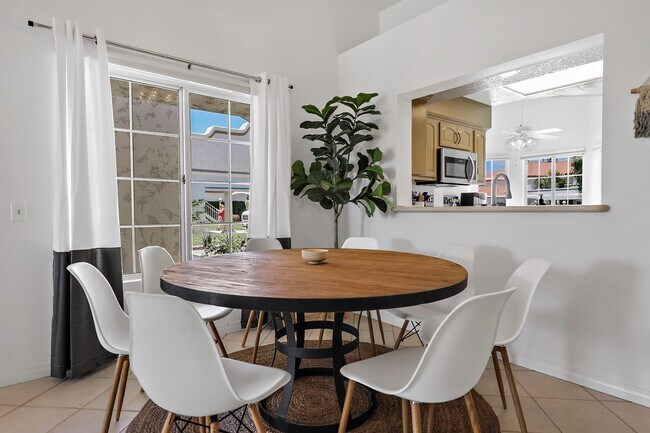 Building Photo - 699 Vista Lago Cir N