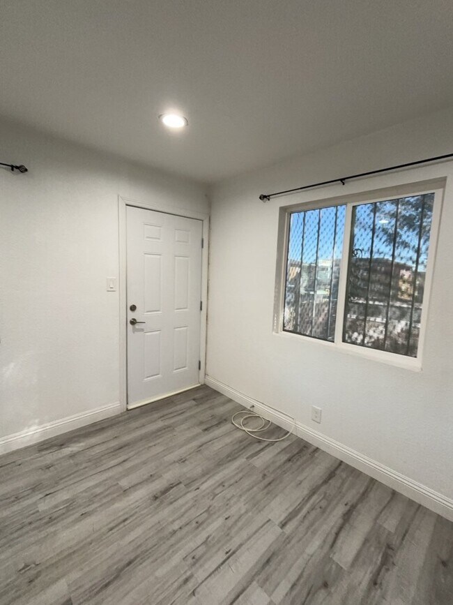 Building Photo - Cozy 2-Bed Oasis in the Heart of Downtown Las Vegas – Perfect for Urban Living!